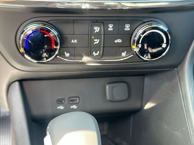 Buick Encore GX Vehicle Full-screen Gallery Image 18