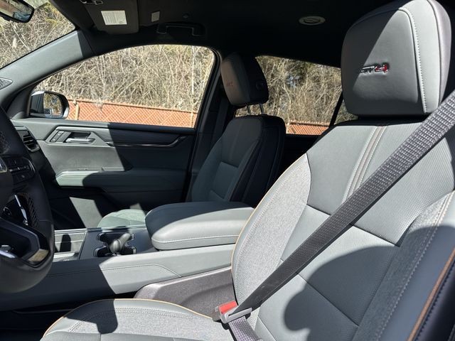 GMC Acadia Vehicle Full-screen Gallery Image 11