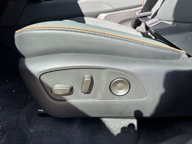 GMC Acadia Vehicle Full-screen Gallery Image 12