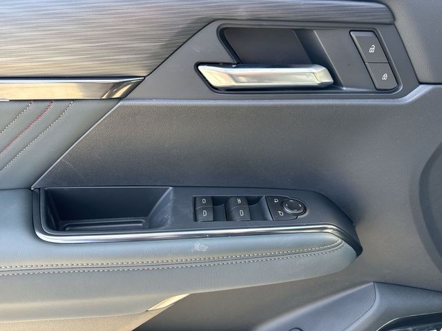 GMC Acadia Vehicle Full-screen Gallery Image 13