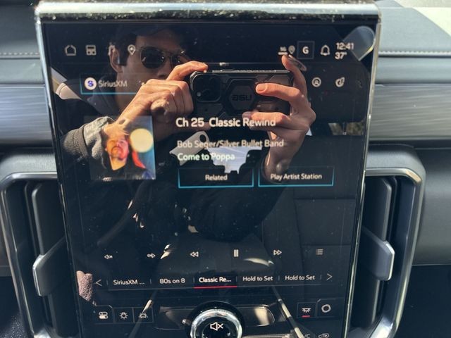 GMC Acadia Vehicle Full-screen Gallery Image 16