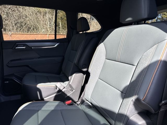 GMC Acadia Vehicle Full-screen Gallery Image 22