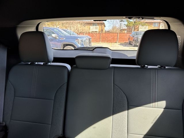 GMC Acadia Vehicle Full-screen Gallery Image 23