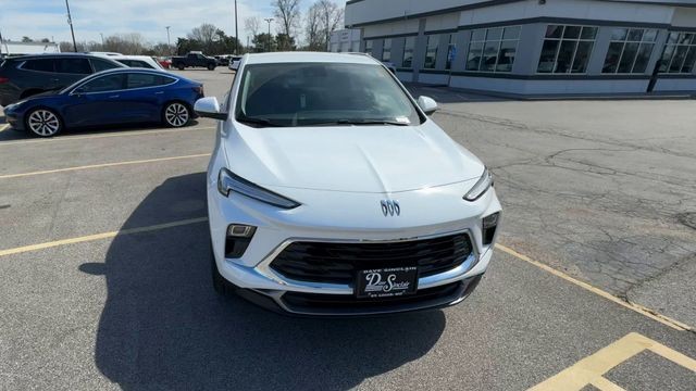 Buick Encore GX Vehicle Full-screen Gallery Image 03