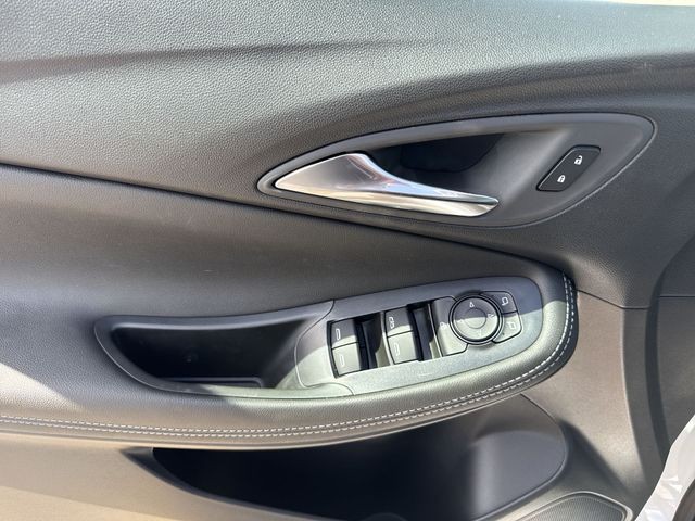 Buick Encore GX Vehicle Full-screen Gallery Image 13