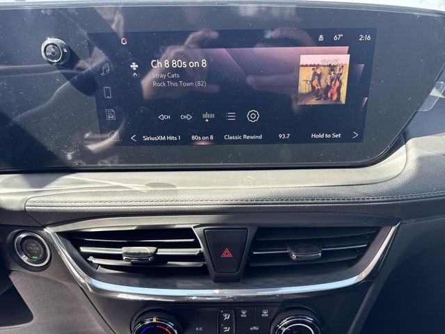 Buick Encore GX Vehicle Full-screen Gallery Image 16