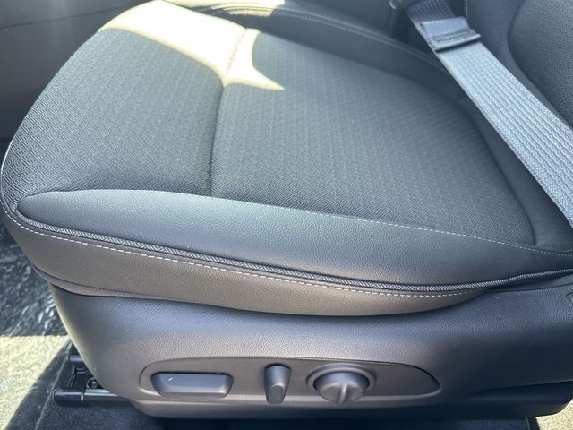 Buick Encore GX Vehicle Full-screen Gallery Image 12