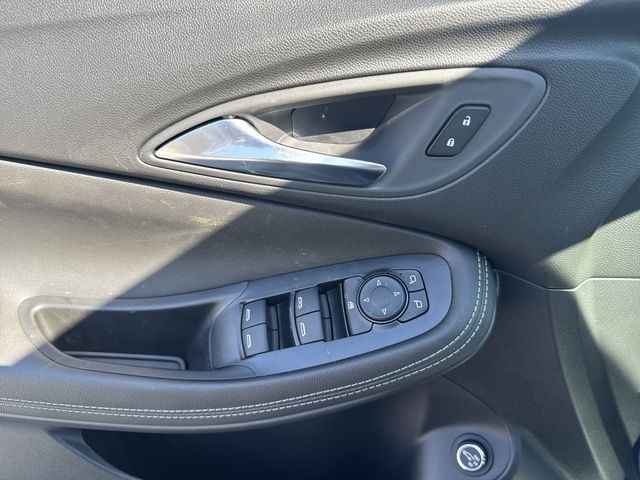 Buick Encore GX Vehicle Full-screen Gallery Image 13