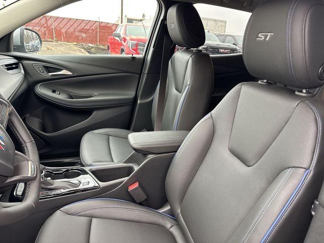 Buick Encore GX Vehicle Full-screen Gallery Image 11