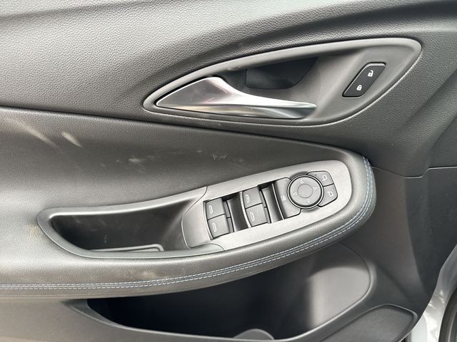 Buick Encore GX Vehicle Full-screen Gallery Image 13