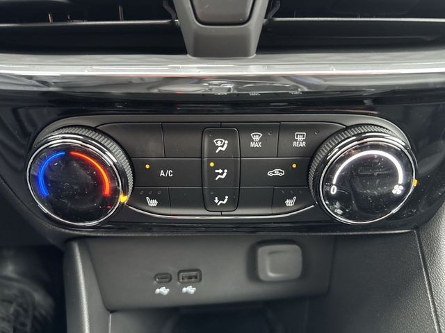 Buick Encore GX Vehicle Full-screen Gallery Image 18