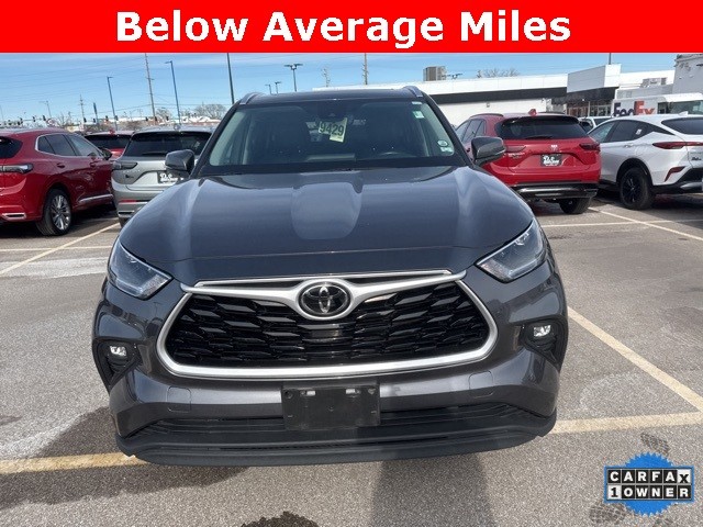 Toyota Highlander Vehicle Full-screen Gallery Image 02