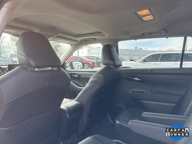 Toyota Highlander Vehicle Full-screen Gallery Image 07