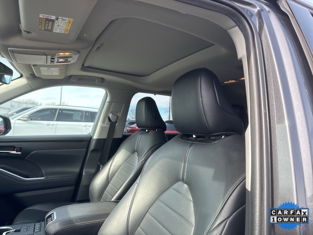 Toyota Highlander Vehicle Full-screen Gallery Image 11