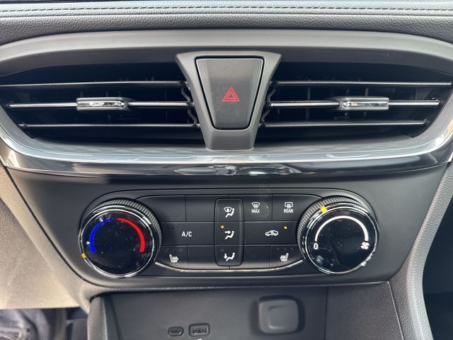 Buick Encore GX Vehicle Full-screen Gallery Image 18