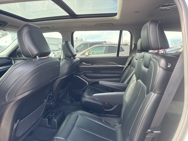 Jeep Grand Cherokee L Vehicle Full-screen Gallery Image 07