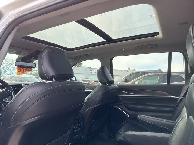 Jeep Grand Cherokee L Vehicle Full-screen Gallery Image 09