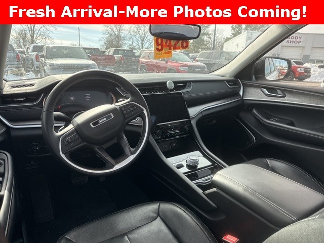 Jeep Grand Cherokee L Vehicle Full-screen Gallery Image 11