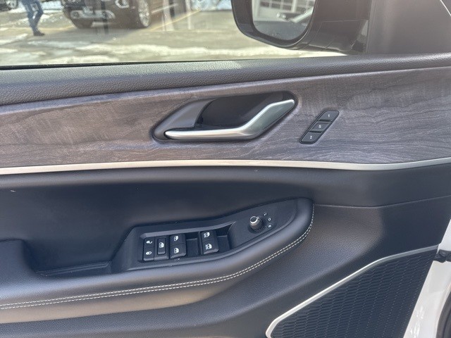 Jeep Grand Cherokee L Vehicle Full-screen Gallery Image 14