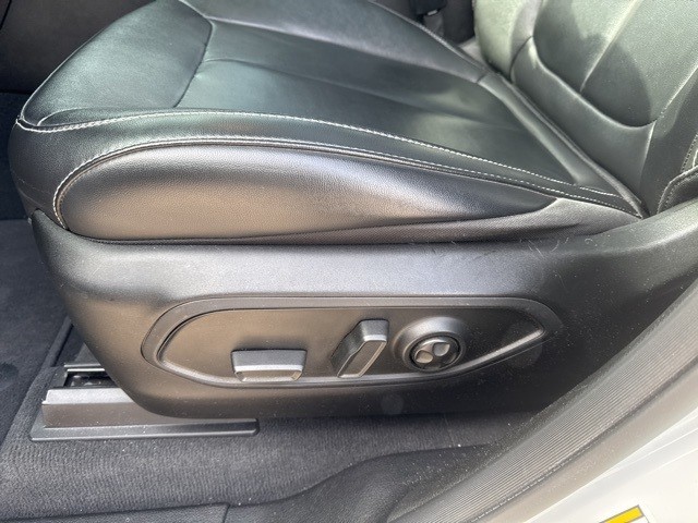 Jeep Grand Cherokee L Vehicle Full-screen Gallery Image 15