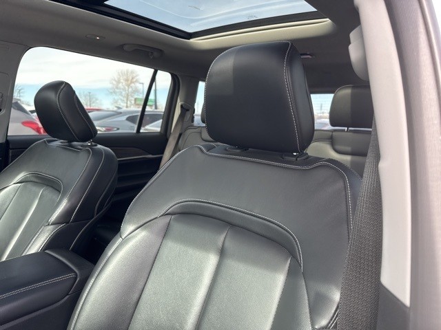 Jeep Grand Cherokee L Vehicle Full-screen Gallery Image 17