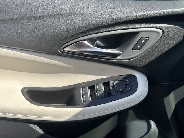 Buick Encore GX Vehicle Full-screen Gallery Image 13