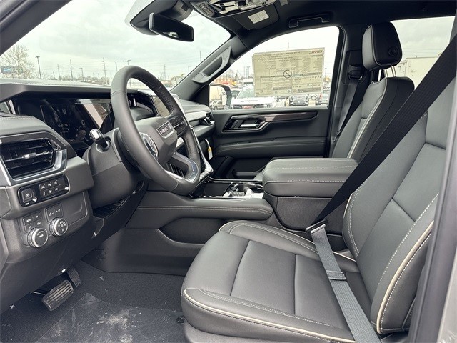 GMC Yukon Vehicle Full-screen Gallery Image 11