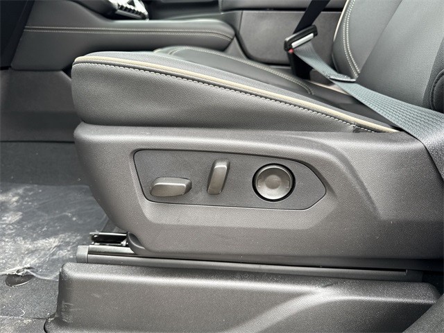 GMC Yukon Vehicle Full-screen Gallery Image 12