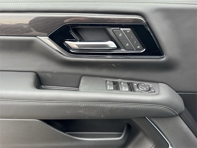 GMC Yukon Vehicle Full-screen Gallery Image 13