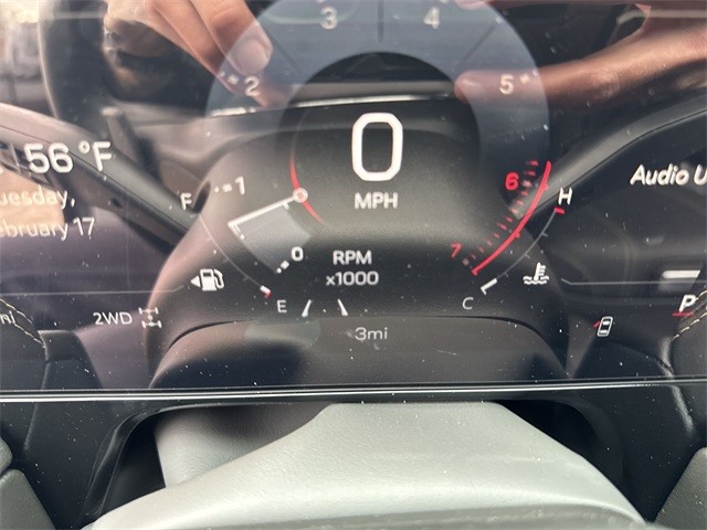 GMC Yukon Vehicle Full-screen Gallery Image 15