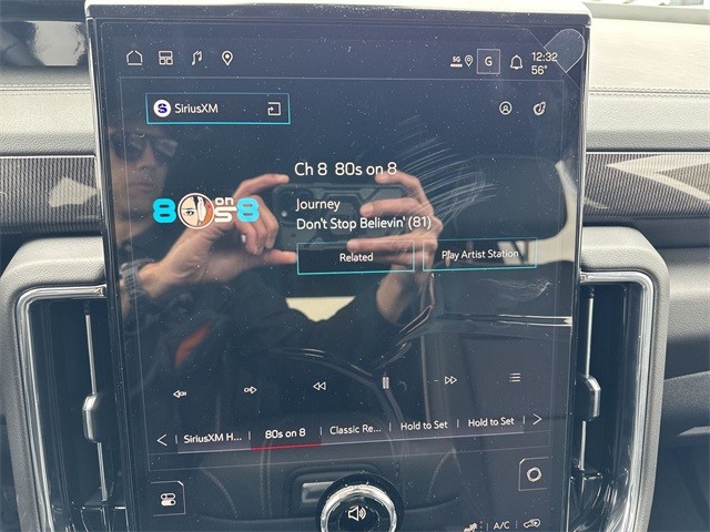 GMC Yukon Vehicle Full-screen Gallery Image 16