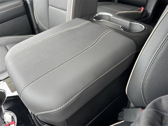 GMC Yukon Vehicle Full-screen Gallery Image 21