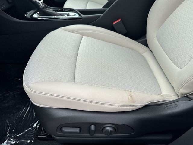 Buick Encore GX Vehicle Full-screen Gallery Image 12