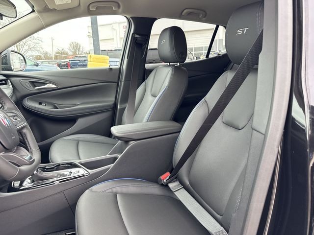 Buick Encore GX Vehicle Full-screen Gallery Image 11