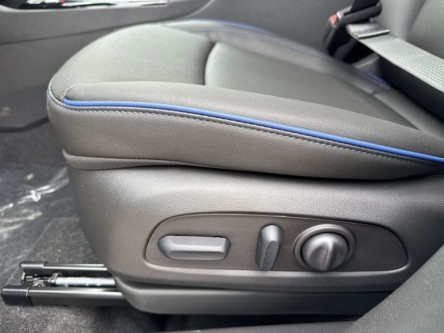 Buick Encore GX Vehicle Full-screen Gallery Image 12