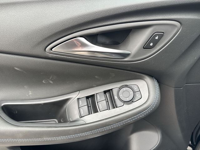 Buick Encore GX Vehicle Full-screen Gallery Image 13