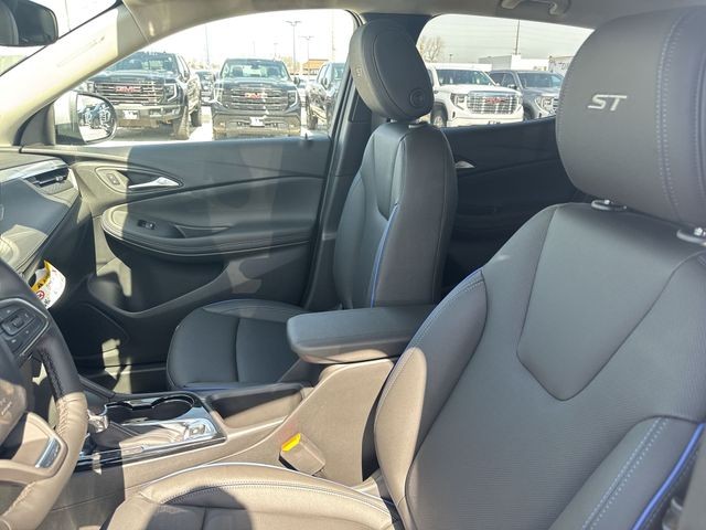 Buick Encore GX Vehicle Full-screen Gallery Image 11