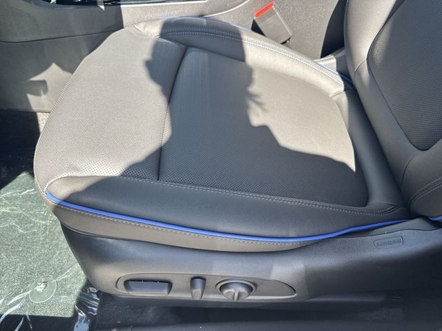 Buick Encore GX Vehicle Full-screen Gallery Image 12