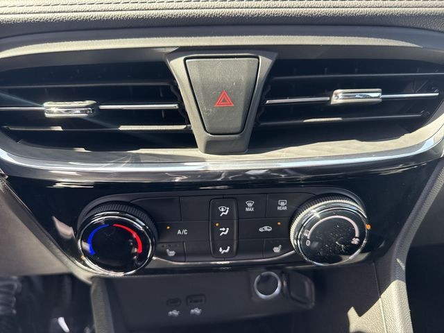 Buick Encore GX Vehicle Full-screen Gallery Image 18