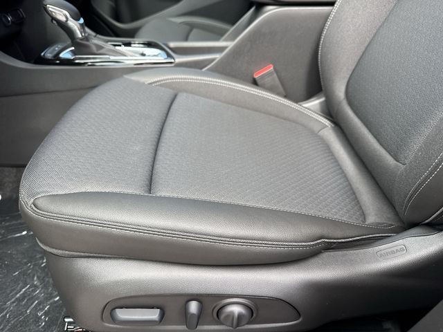 Buick Encore GX Vehicle Full-screen Gallery Image 12