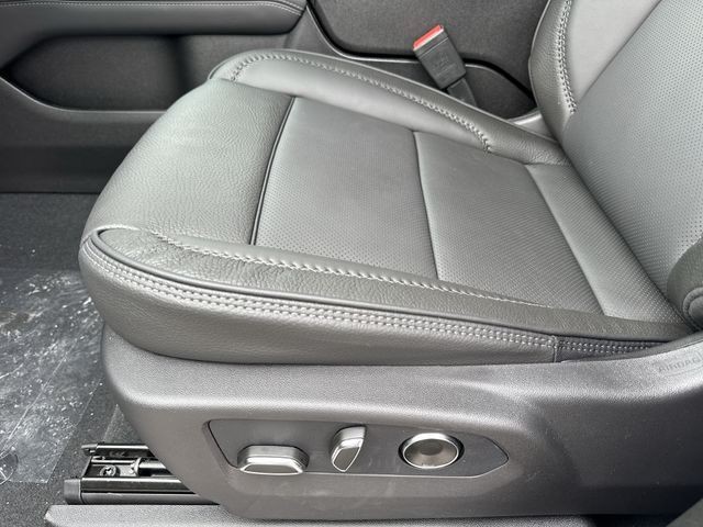 GMC Yukon XL Vehicle Full-screen Gallery Image 12