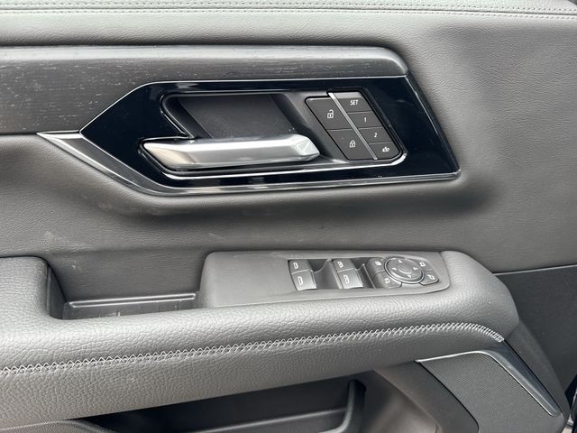 GMC Yukon XL Vehicle Full-screen Gallery Image 13