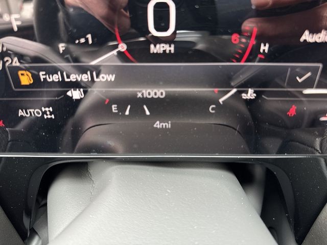 GMC Yukon XL Vehicle Full-screen Gallery Image 15