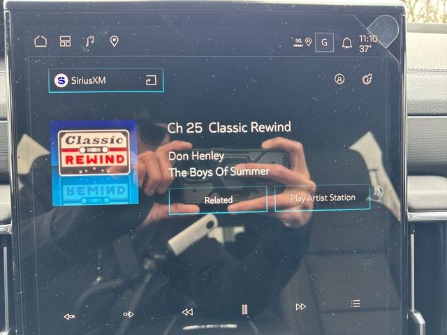 GMC Yukon XL Vehicle Full-screen Gallery Image 16