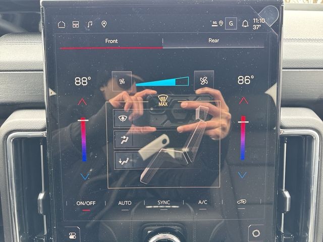 GMC Yukon XL Vehicle Full-screen Gallery Image 19