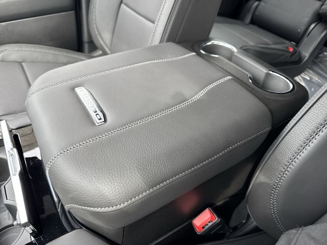 GMC Yukon XL Vehicle Full-screen Gallery Image 21