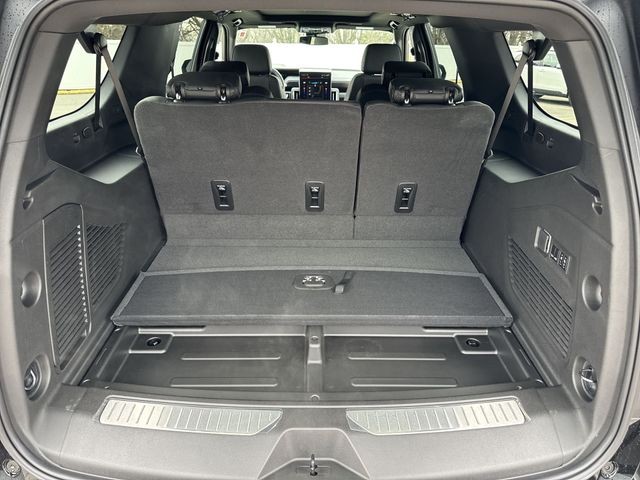 GMC Yukon XL Vehicle Full-screen Gallery Image 25