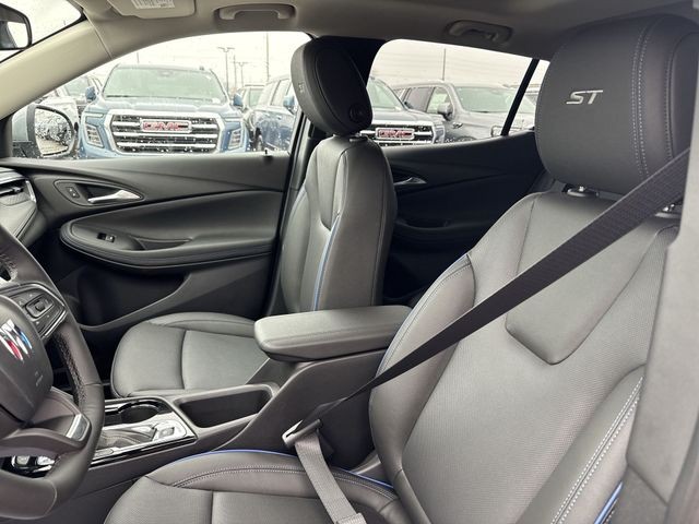 Buick Encore GX Vehicle Full-screen Gallery Image 11