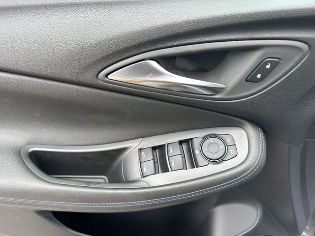 Buick Encore GX Vehicle Full-screen Gallery Image 13