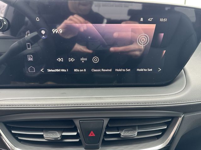 Buick Encore GX Vehicle Full-screen Gallery Image 16